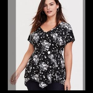 Black/White Floral and Skull Torrid Size 3 top